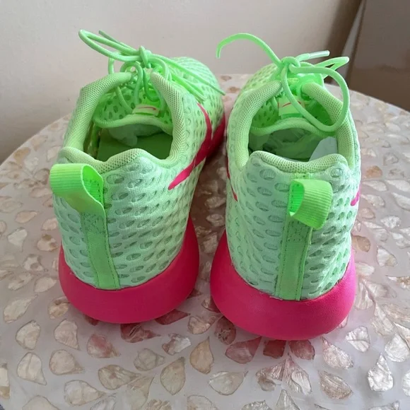 NWOT NIKE SNEAKERS - Picture 5 of 5